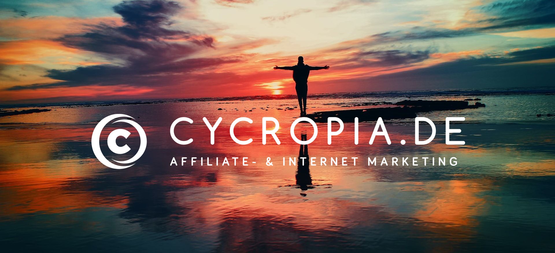 Silhouette mit ausgebreiteten Armen vor Sonnenuntergang am Meer, CYCROPIA.DE Logo